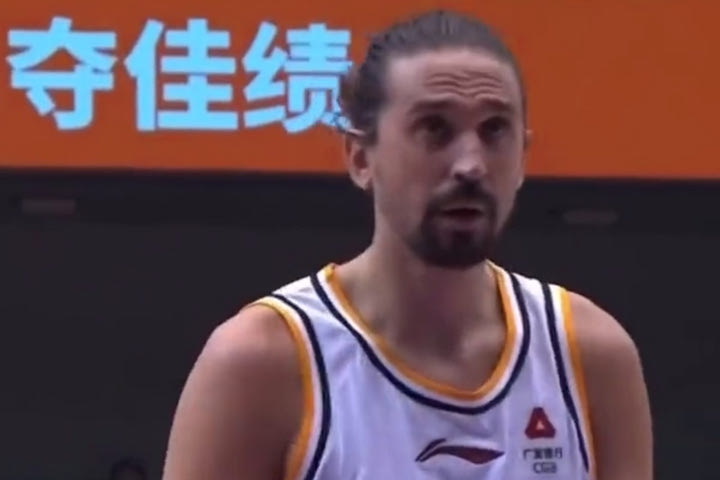 Ο Σβεντ έκανε ντεμπούτο με double-double στην Κίνα