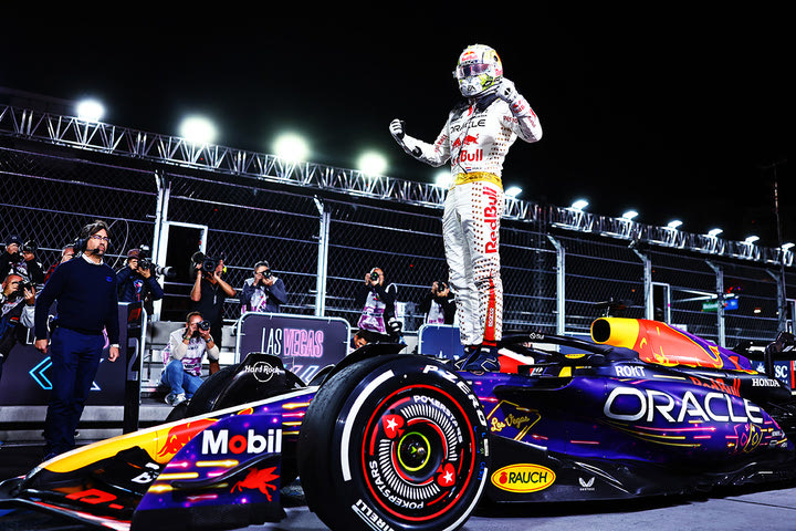 Grand Prix Λας Βέγκας: Πάρτι του Φερστάπεν με τη στολή του Έλβις, 18η φετινή νίκη για τον Ολλανδό