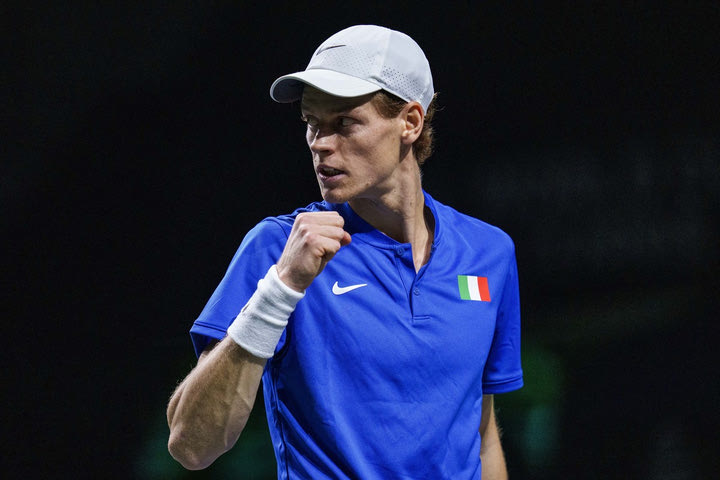 Davis Cup: Η Ιταλία με ήρωα τον Σίνερ υπέταξε τη Σερβία του Τζόκοβιτς, στον τελικό κόντρα στην Αυστραλία