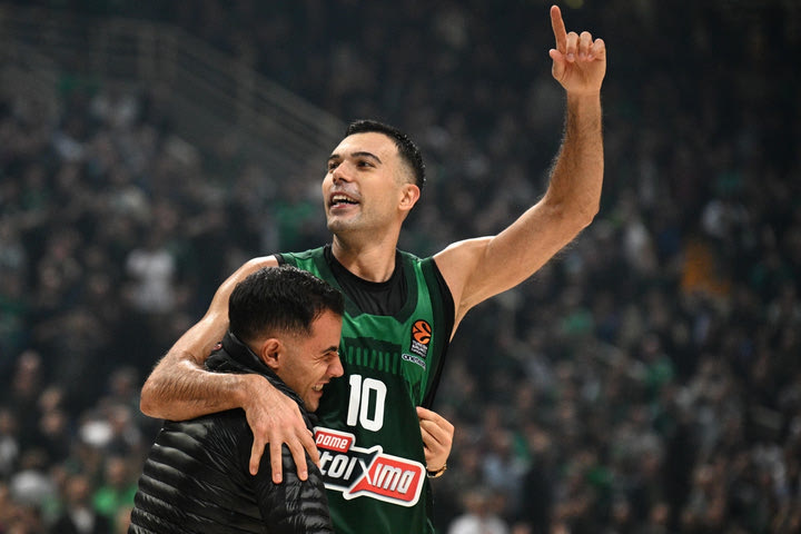 Ο Σλούκας λάδωσε τη μηχανή και έστησε πάρτι με τους οπαδούς του Παναθηναϊκού AKTOR