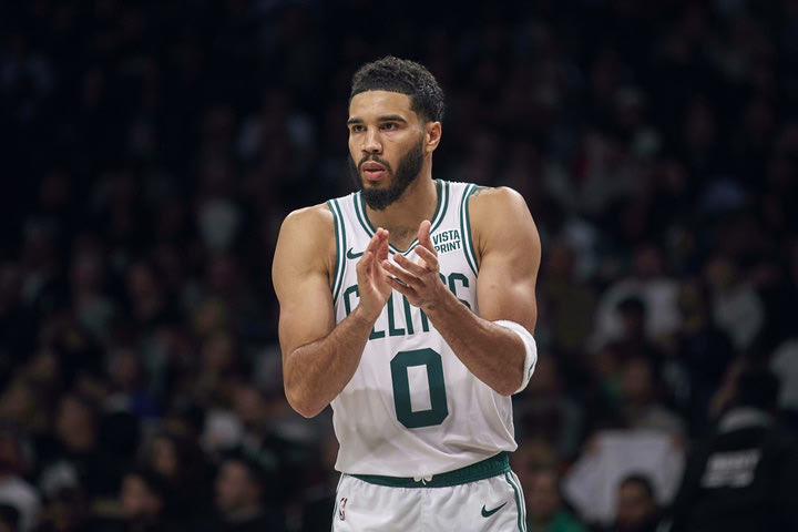 NBA: Οι Σέλτικς λύγισαν τους Σίξερς με οδηγό τον Τέιτουμ