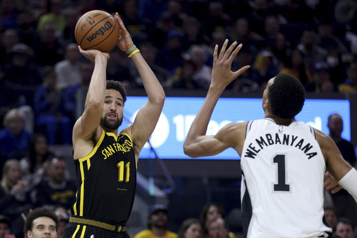 NBA: Ο Γουεμπανιαμά αγωνίστηκε στο Γουόριορς – Σπερς με ορθογραφικό λάθος στη φανέλα