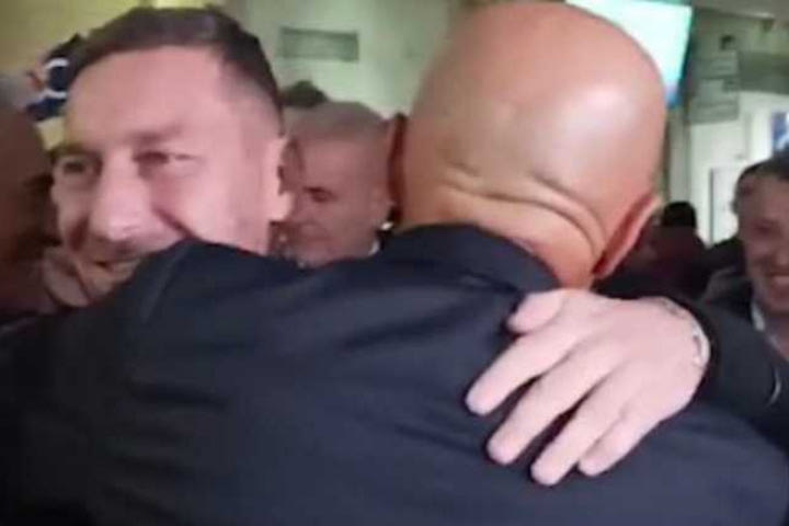 Τότι και Σπαλέτι άφησαν πίσω έξι χρόνια κόντρας με μία αγκαλιά