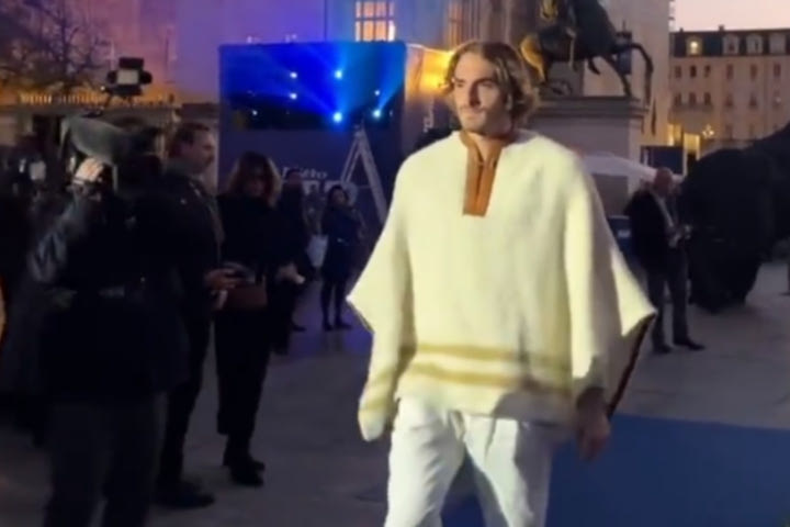 Ο Τσιτσιπάς έγινε το απόλυτο style icon: Εμφανίστηκε με πόντσο στο γκαλά των ATP Finals