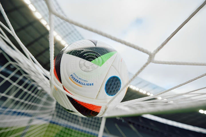 Η adidas παρουσιάζει την FUSSBALLLIEBE, τη νέα επίσημη μπάλα του Uefa Euro 2024™ γιορτάζοντας την αγάπη για το ποδόσφαιρο