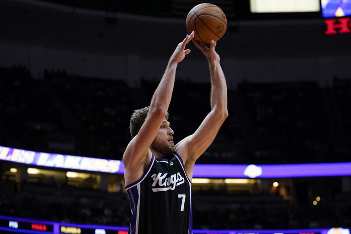 NBA, Σάσα Βεζένκοβ: Τα δύο σημαντικά τρίποντα του φόργουορντ των Κινγκς κόντρα στους Θάντερ