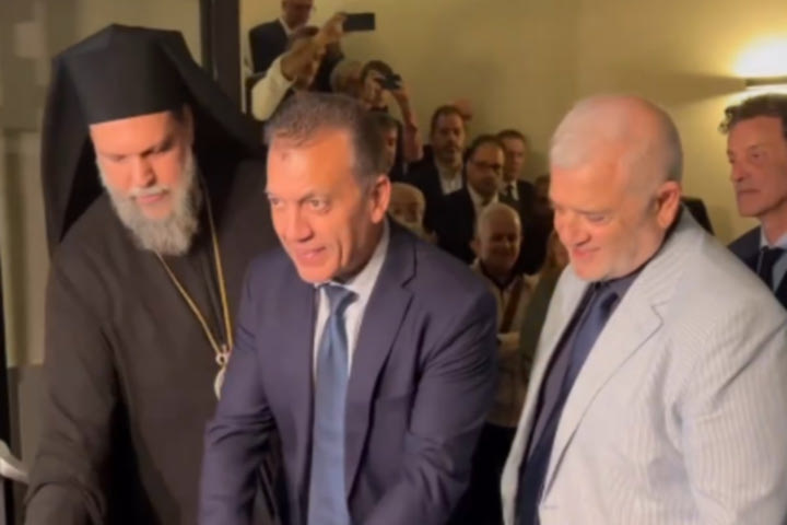 ΑΕΚ: Η στιγμή που ο Γιάννης Βρούτσης έκοψε την κορδέλα στο Μουσείο Προσφυγικού Ελληνισμού