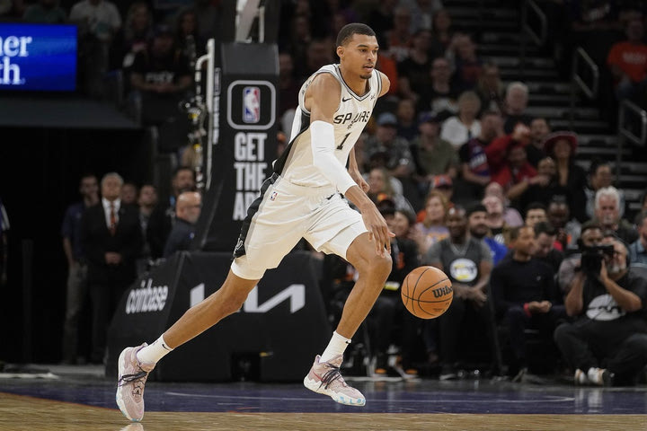 NBA: Νέα όργια Γουεμπανιαμά, αλλά ήττα-θρίλερ για τους Σπερς με 99-97 από τους Γκρίζλις