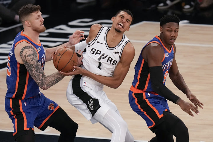 NBA: Οι Νικς διέλυσαν 126-105 τους Σπερς του Γουεμπανιαμά