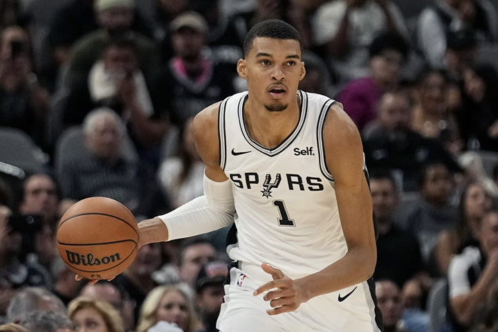 NBA: Ματς-έπος στο Σαν Αντόνιο, ο μυθικός Γουεμπανιαμά λύγισε με 40-20 τον 61αρη Μπράνσον, νίκη στην παράταση των Σπερς