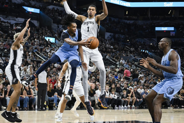 NBA: Οι Γκρίζλις επικράτησαν με ανατροπή των Σπερς του “διπλού” Γουεμπανιαμά
