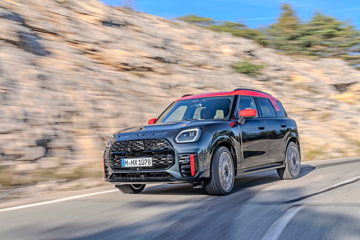 Δυναμική εμφάνιση και κορυφαίες επιδόσεις χάρη στους 300 ίππους του νέου MINI JCW Countryman