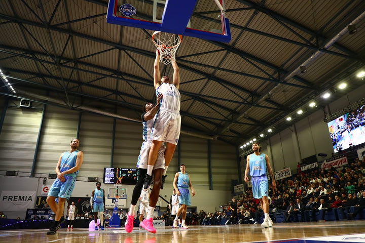 Ο Κώστας Αντετοκούνμπο σήκωσε στο All-Star Game τον Γιαννούλη Λαρεντζάκη για να καρφώσει