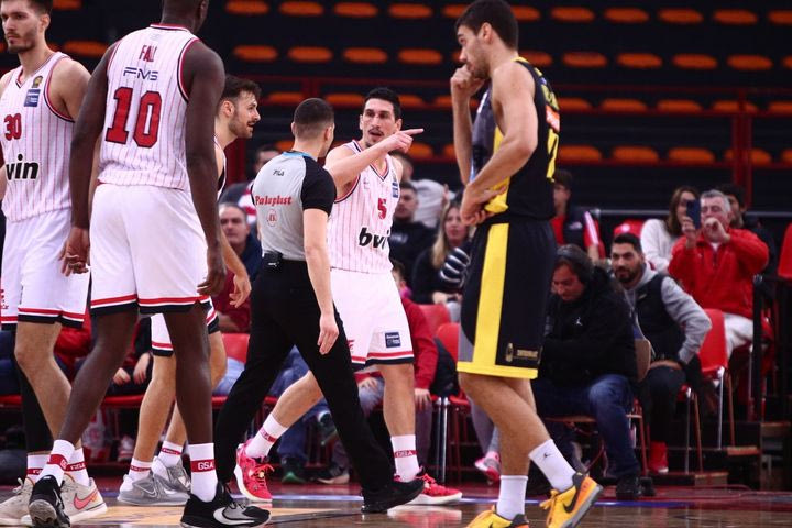Λαρεντζάκης και Ντε Σόουζα είχαν τη στιγμή τους, αποβλήθηκε ο παίκτης του Άρη