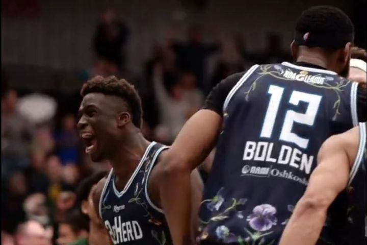 Ο Γιάννης Αντετοκούνμπο είδε από κοντά το double-double του Άλεξ στην G-League