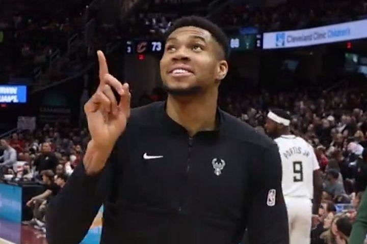 NBA, ο Γιάννης Αντετοκούνμπο έκλεισε το 2023 χορεύοντας σαν τον… Τζον Τραβόλτα: “Τα λέμε το 2024”