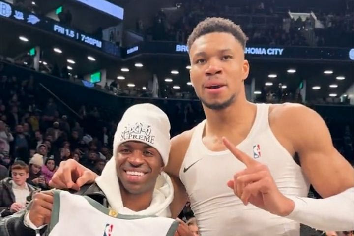 NBA: Ο Γιάννης Αντετοκούνμπο χάρισε την φανέλα και τα παπούτσια του στον Βινίσιους