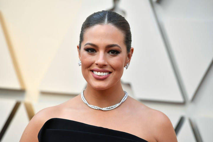 H Ashley Graham γυμνή, μόνο με τα κοσμήματά της, σαγηνεύει για ακόμα μία φορά τα πλήθη