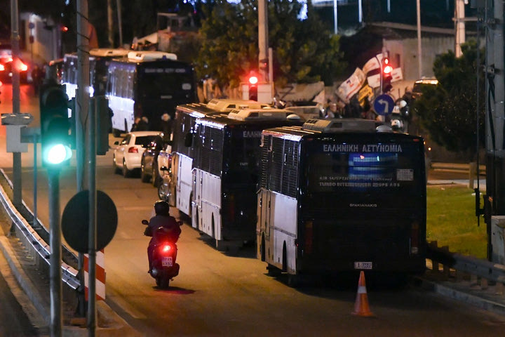 Επεισόδια στον Ρέντη: Εισαγγελική παρέμβαση για την επίθεση των χούλιγκανς και τον τραυματισμό αστυνομικού