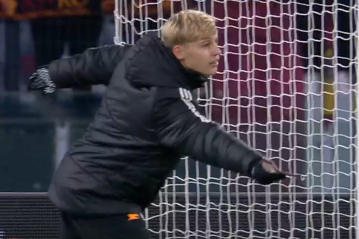 Οδηγίες στον Πατρίσιο μέσω ball boy