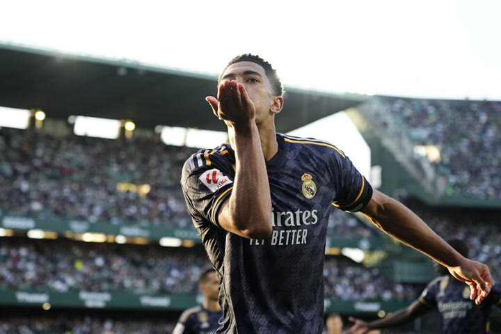 Μπέλιγχαμ: Μοίρασε φιλιά στους φίλους της Μπέτις