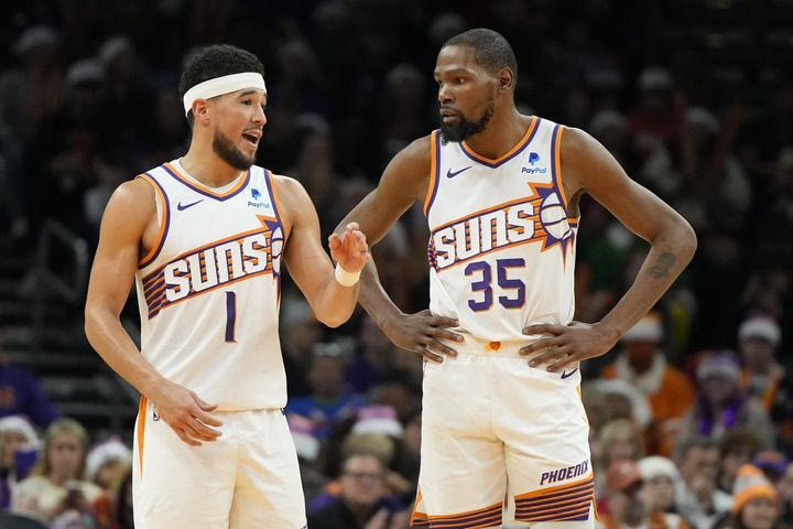 NBA: Σούπερ Μπούκερ και Ντουράντ λύγισαν τους Λέικερς με 109-105 με ανατροπή 18 πόντων