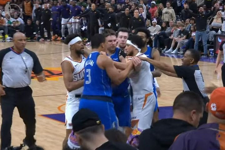 NBA: Ένταση με σπρωξιές και τραβήγματα ανάμεσα σε Μπούκερ και Γουίλιαμς στο Σανς – Μάβερικς