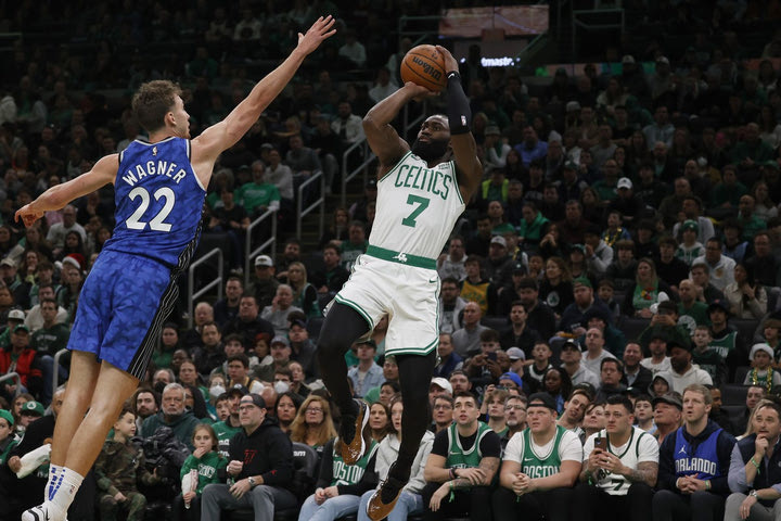 NBA: Μπράουν και Τέιτουμ έκαναν επίδειξη δύναμης κόντρα στο Ορλάντο