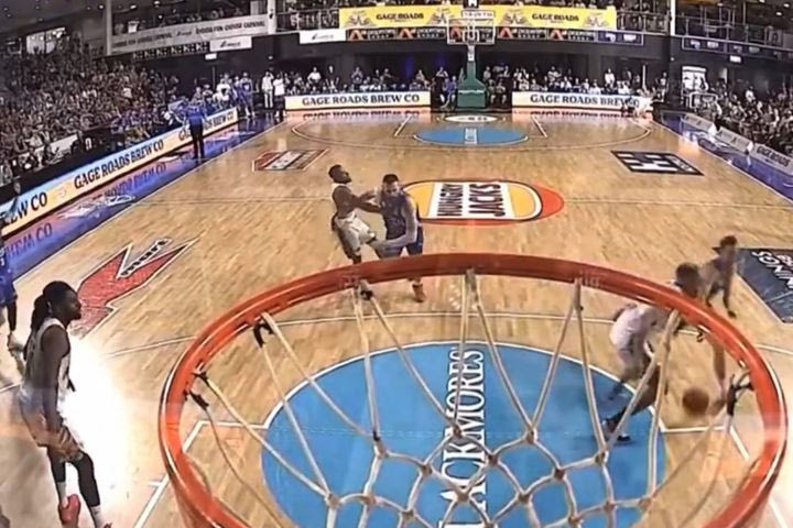 Απίστευτο σκηνικό στην Αυστραλία, ο Μπράουν έριξε μπουνιά εν ψυχρώ στον Μπέινς
