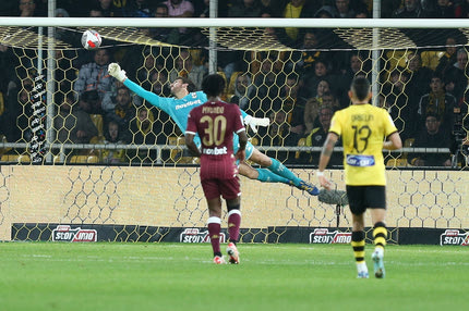 ΑΕΚ – Άρης: Η εντυπωσιακή επέμβαση του Κουέστα στον κεραυνό που εξαπέλυσε ο Μάνταλος