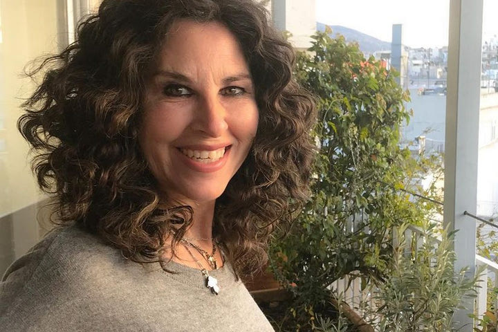 Ελευθερία Αρβανιτάκη: Η σπάνια φωτογραφία από το πολύχρωμο (και στολισμένο) σαλόνι της