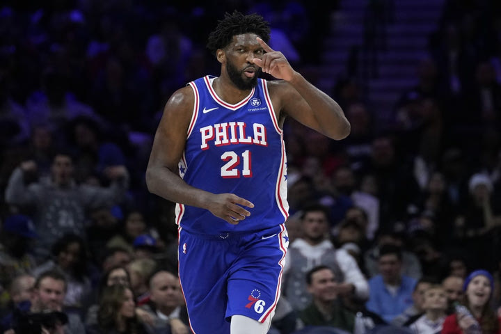 Εγχειρίστηκε ο Τζοέλ Εμπίντ και θα επανεξετασθεί σε τέσσερις εβδομάδες, χάνει βραβεία και στατιστικές πρωτιές