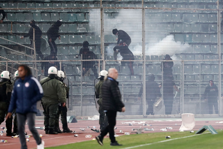 Βόλος – Ολυμπιακός 2-2: Ισοπαλία σε ματς με τρία πέναλτι, δύο αποβολές, δύο ακυρωθέντα γκολ και διακοπή μιας ώρας λόγω επεισοδίων