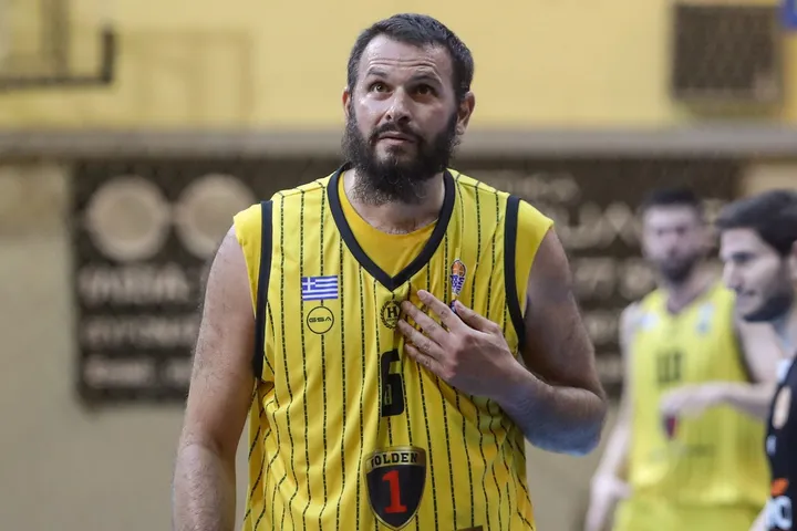 Ο Αντώνης Φώτσης ματώνει κυριολεκτικά τη φανέλα στα 42 του