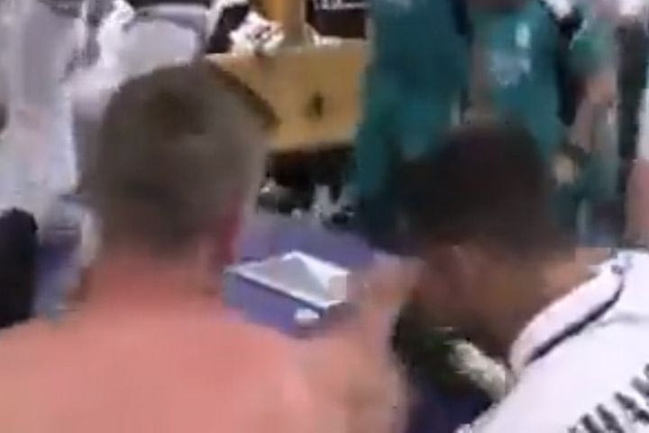 Τελικός Champions League 2022: Ο Αζάρ τρελάθηκε και πήγε να “ποτίσει” σαμπάνια τον 8χρονο γιο του Κρόος