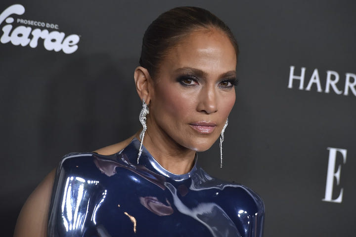 H Jennifer Lopez και η γελοιότητα των σχολίων για το σώμα και την ηλικία της