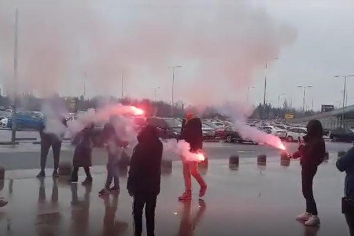 Δολοφονία Μιχάλη Κατσούρη: Υποδέχθηκαν με καπνογόνα τους Κροάτες αποφυλακισθέντες, έγινε επίθεση σε κάμεραμαν