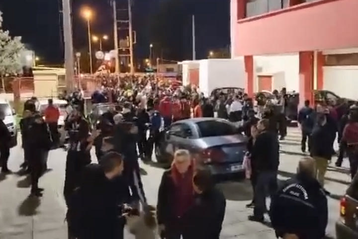 Ολυμπιακός – Παναθηναϊκός: VIDEO από τους εκατοντάδες οπαδούς που παραμένουν ακινητοποιημένοι στον περιβάλλοντα χώρο του “Μελίνα Μερκούρη”