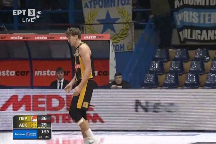 Περιστέρι bwin – ΑΕΚ Betsson: Έφυγε τραυματίας ο Κουζμίνσκας