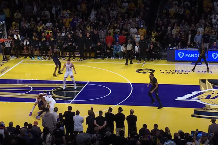 NBA: Το τάιμ άουτ που κάλεσε ο ΛεΜπρόν στο Λέικερς -Σανς προκάλεσε διαμαρτυρίες και ο διαιτητής έδωσε την εξήγηση