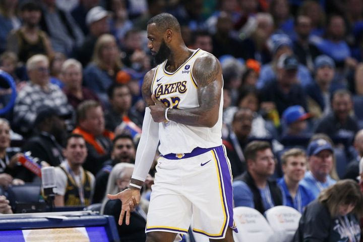 NBA: ΛεΜπρόν και Ντέιβις οδήγησαν τους Λέικερς, οι Νετς λύγισαν τους Σίξερς με 40άρα του Τόμας