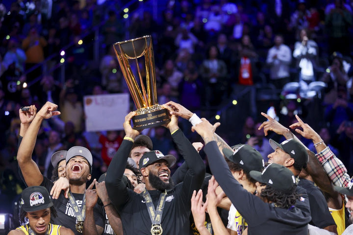NBA: Η απονομή του τροπαίου του In-Season Tournament στους Λος Άντζελες Λέικερς