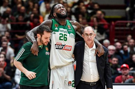 Αρμάνι Μιλάνο – Παναθηναϊκός AKTOR: Ο Λεσόρ έπεσε άτσαλα στο παρκέ και αποχώρησε υποβασταζόμενος