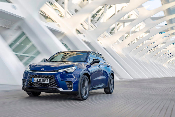 Οδηγήσαμε στην Ισπανία το μικρότερο SUV της Lexus, το υβριδικό LBX