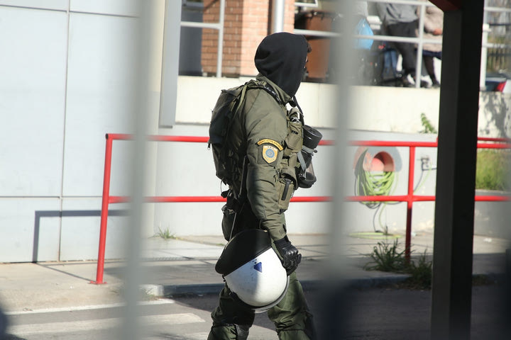 Επεισόδια στον Ρέντη: Ψάχνουν την πυρίτιδα στους προσαχθέντες