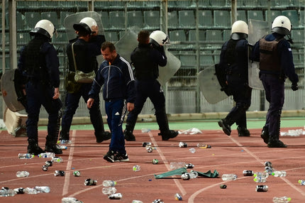 ΕΛ.ΑΣ για τα επεισόδια στο Πανθεσσαλικό: “Εκατοντάδες επιτέθηκαν έξω από το γήπεδο με πέτρες και φωτοβολίδες ευθείας βολής κατά αστυνομικών”