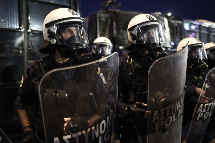 Επεισόδια στον Ρέντη: Βγάζουν από την καταστολή τον τραυματία αστυνομικό