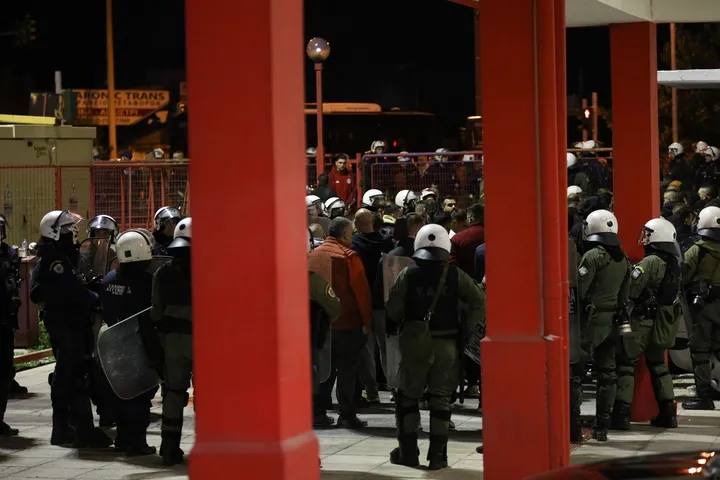 Ερασιτέχνης Ολυμπιακός κατά της Αστυνομίας: “Ζήσαμε πραγματικά τραγικές στιγμές, κατακρατήθηκαν παράνομα 500 φίλαθλοι”