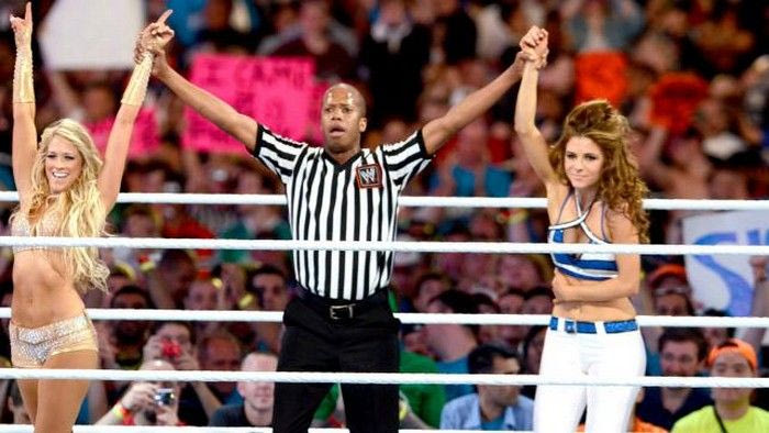 Η Μενούνος με ελληνική σημαία στο Wrestlemania