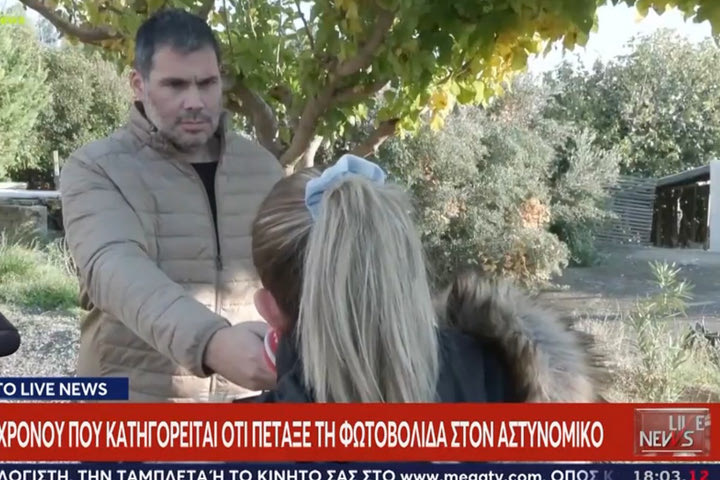 Μητέρα 18χρονου: “Έριξε φωτοβολίδα αλλά αυτή που χτύπησε τον αστυνομικό μπορεί να είναι από άλλον”